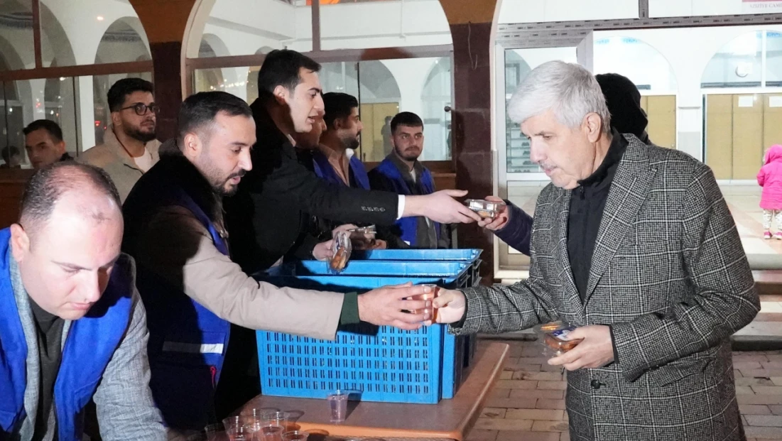 Elazığ Belediyesi Regaip Kandili'nde ikramlarıyla şehrin manevi iklimine ortak oldu