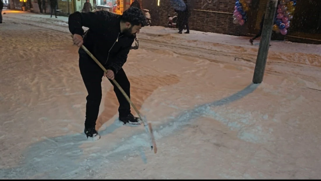 Elazığ'da esnafın karla mücadelesi