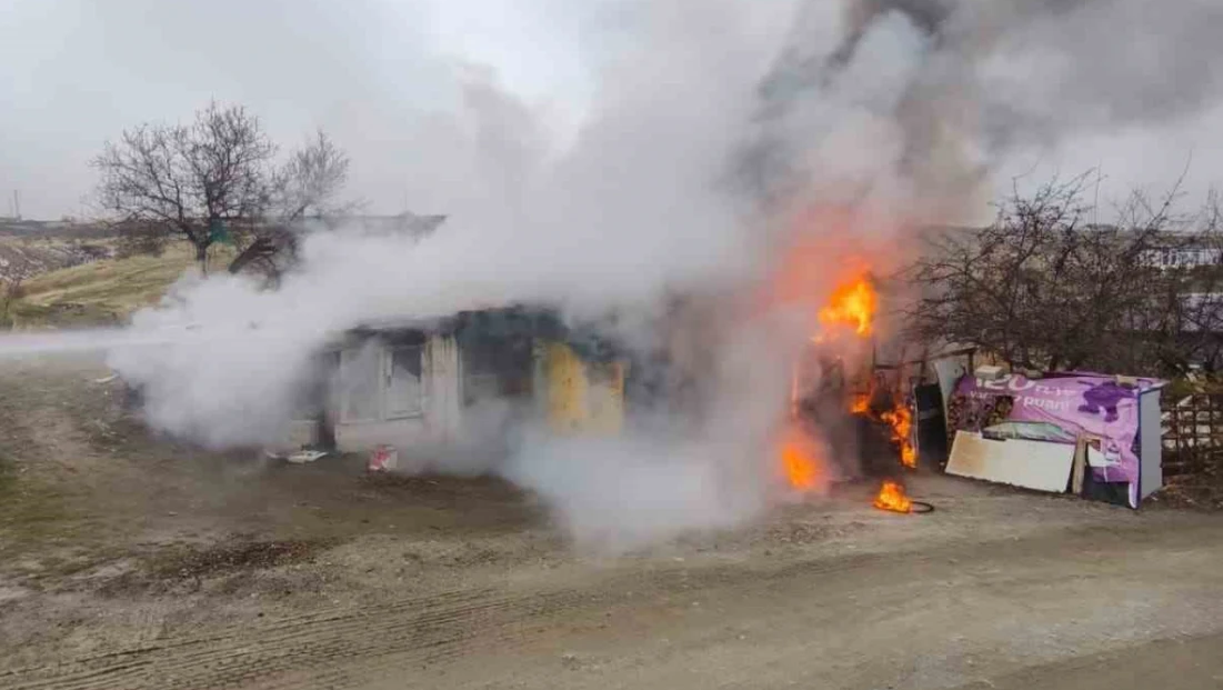 Elazığ'da odunluk deposunda yangın
