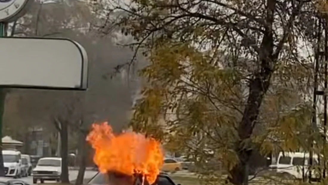 Elazığ'da seyir halindeyken yanan otomobil kullanılamaz hale geldi