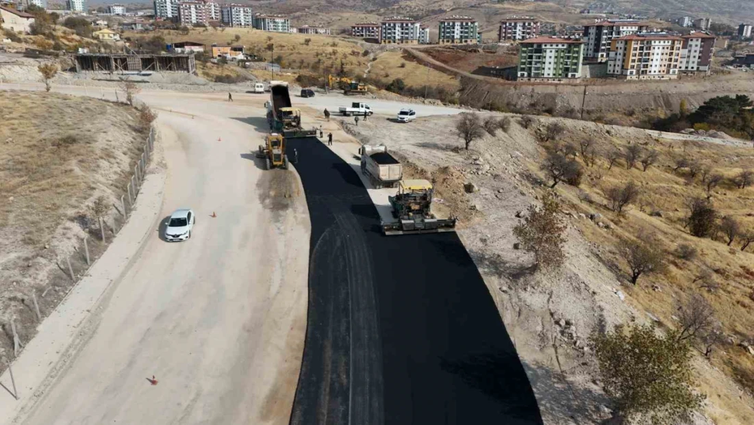 Elazığ'da yol yenileme çalışmaları devam ediyor