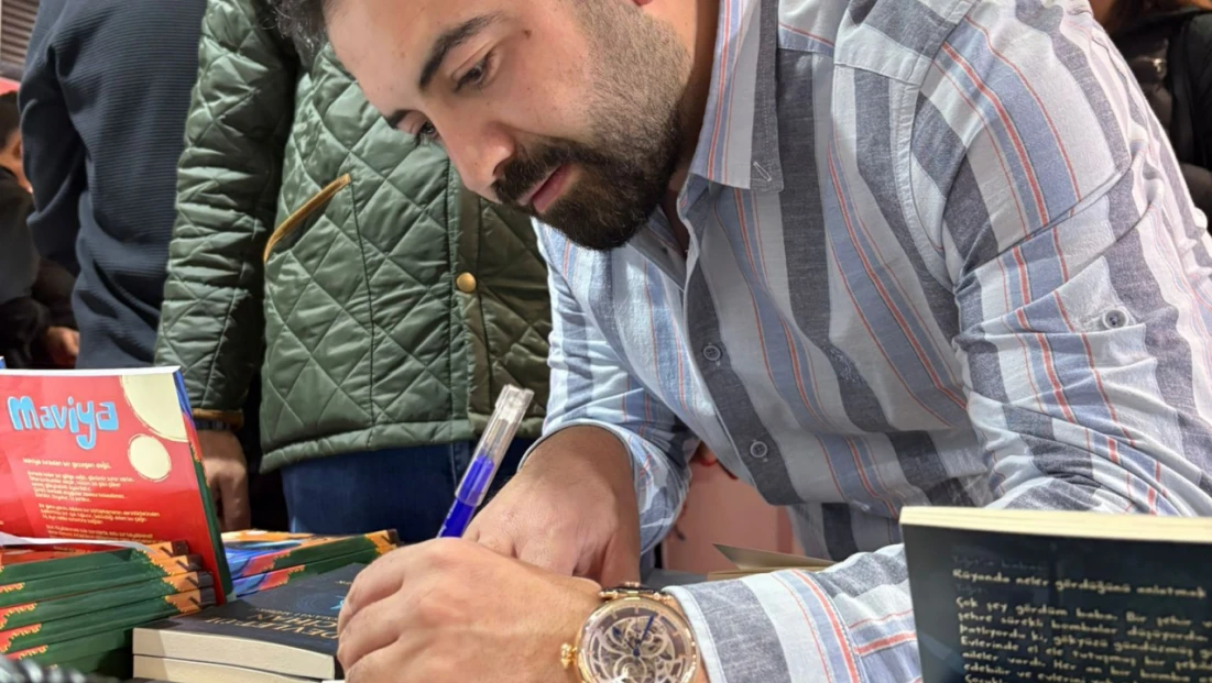 Elazığlı Yazar Kürşat Tuna Özek’in “Devlet-ül Cihan Bir Osmanlı Mührü” kitabına 6. Kitap Fuarı’nda yoğun ilgi