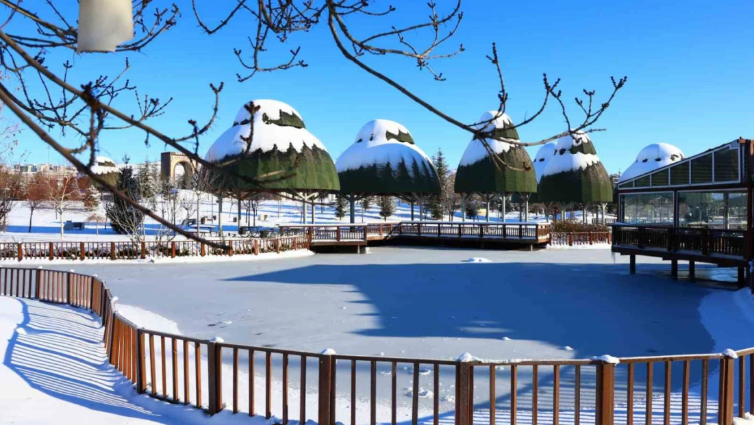 Hava sıcaklıklarının eksi 13'ü gördüğü kentte süs havuzları dondu