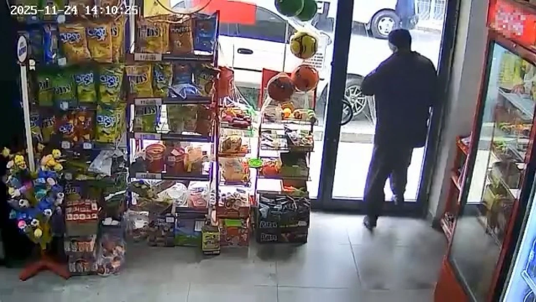 Kapıyı fark etmedi, kafasıyla camı kırdı