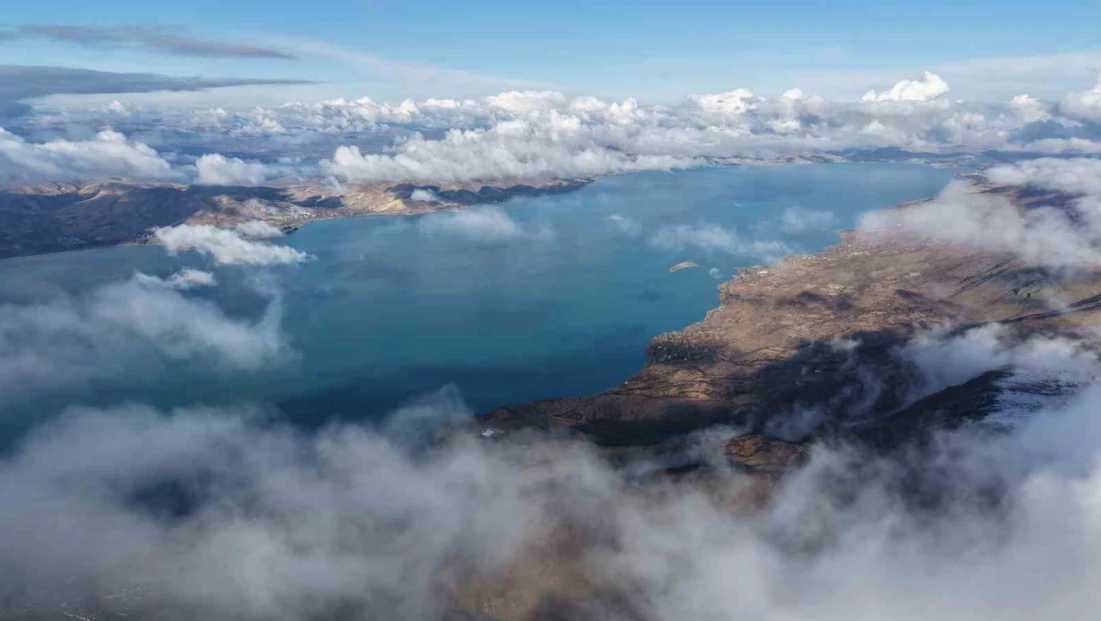 Karla kaplı dağ ve eteğindeki göl, kartpostallık görüntüler oluşturdu