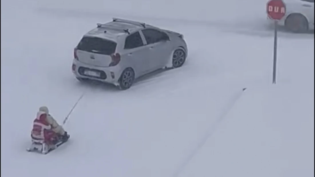 Kızağı araca bağlayıp çektiler, tehlikeli eğlence kameraya yansıdı