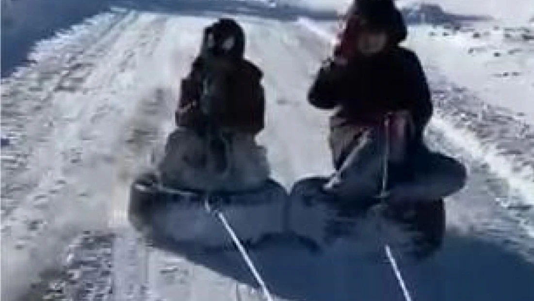 Lastiği kızak yapıp araçla çektiler: Çocukların kar eğlencesi kameralara yansıdı