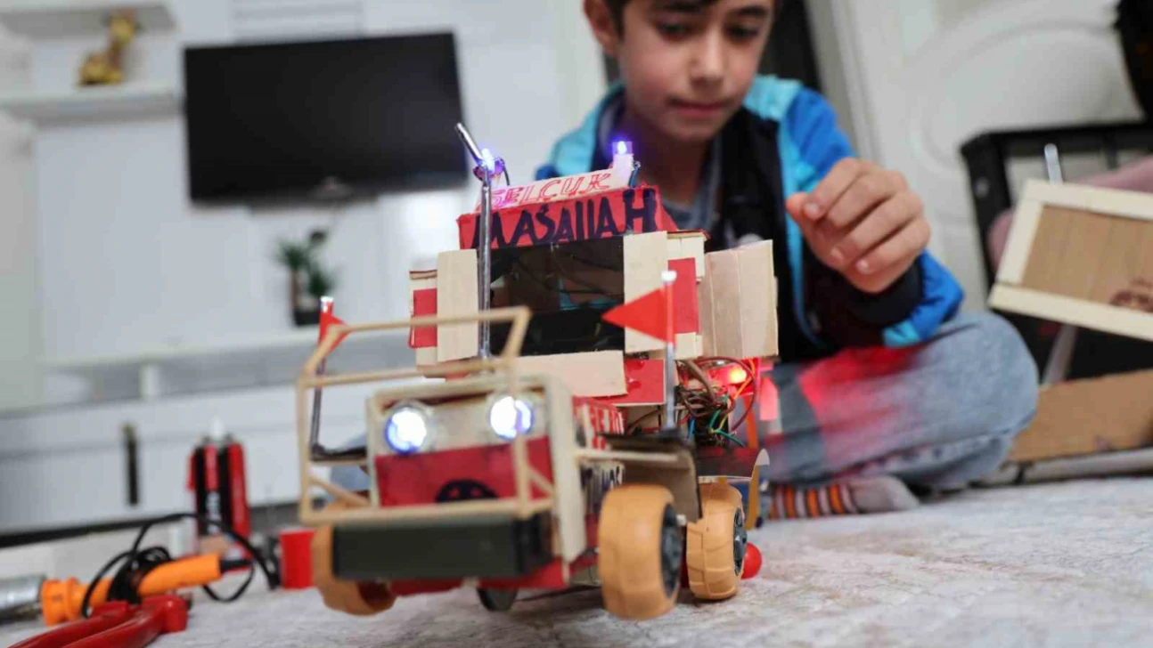 Atık malzemeler ve harçlığıyla traktör maketi üreten Selçuk, Selçuk Bayraktar'ı örnek alıyor