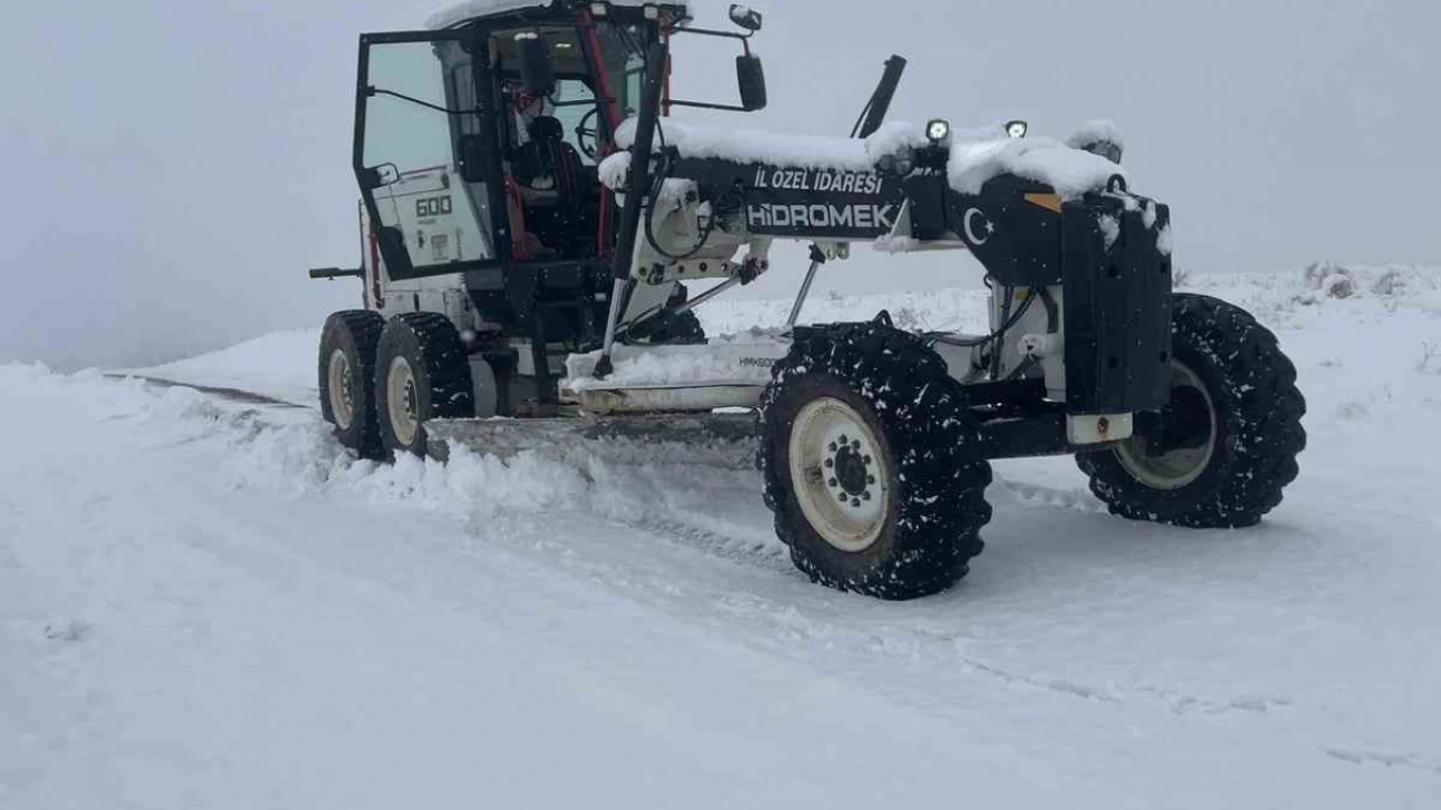 Elazığ'da kapalı köy yolu 111 oldu, ekipler çalışmalarını sürdürüyor