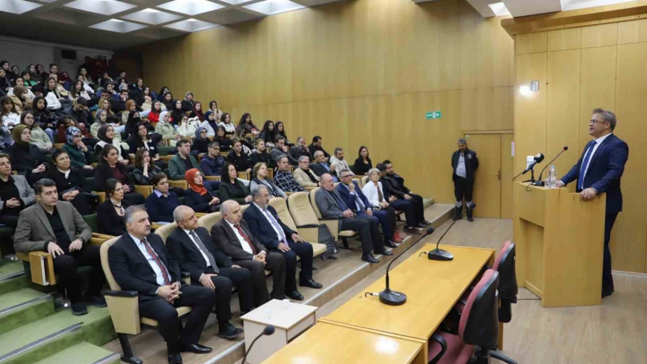 FÜ'de 'Atatürk'ün İleri Görüşlülüğü' konferansı
