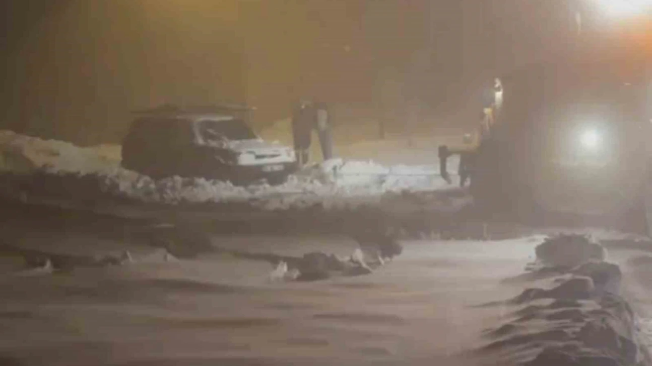 Yoğun kar yolu kapattı, ekipler mahsur kalan araca ulaştı