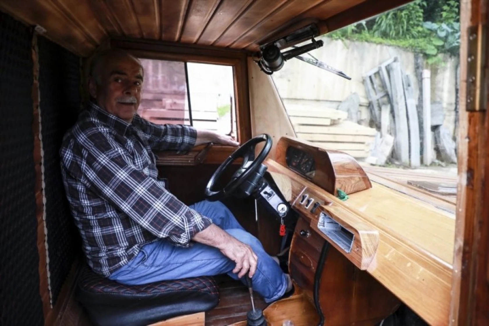 1988 model otomobilini ahşap kapladı