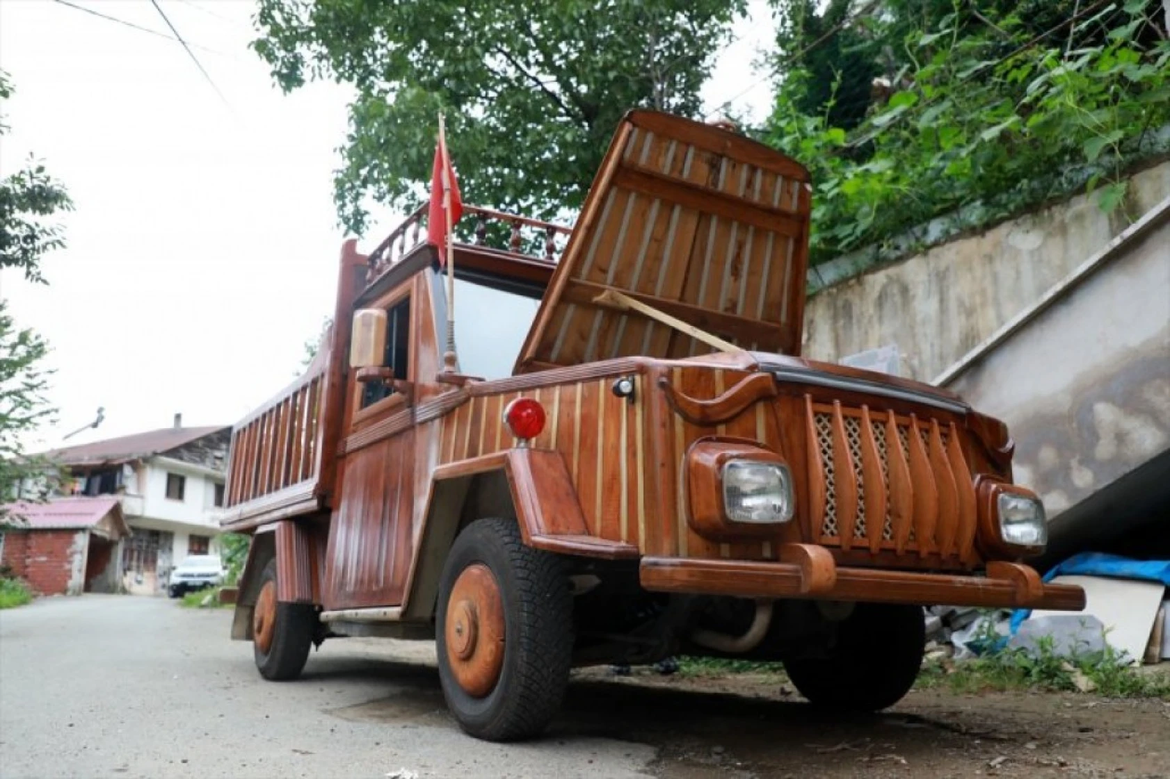 1988 model otomobilini ahşap kapladı