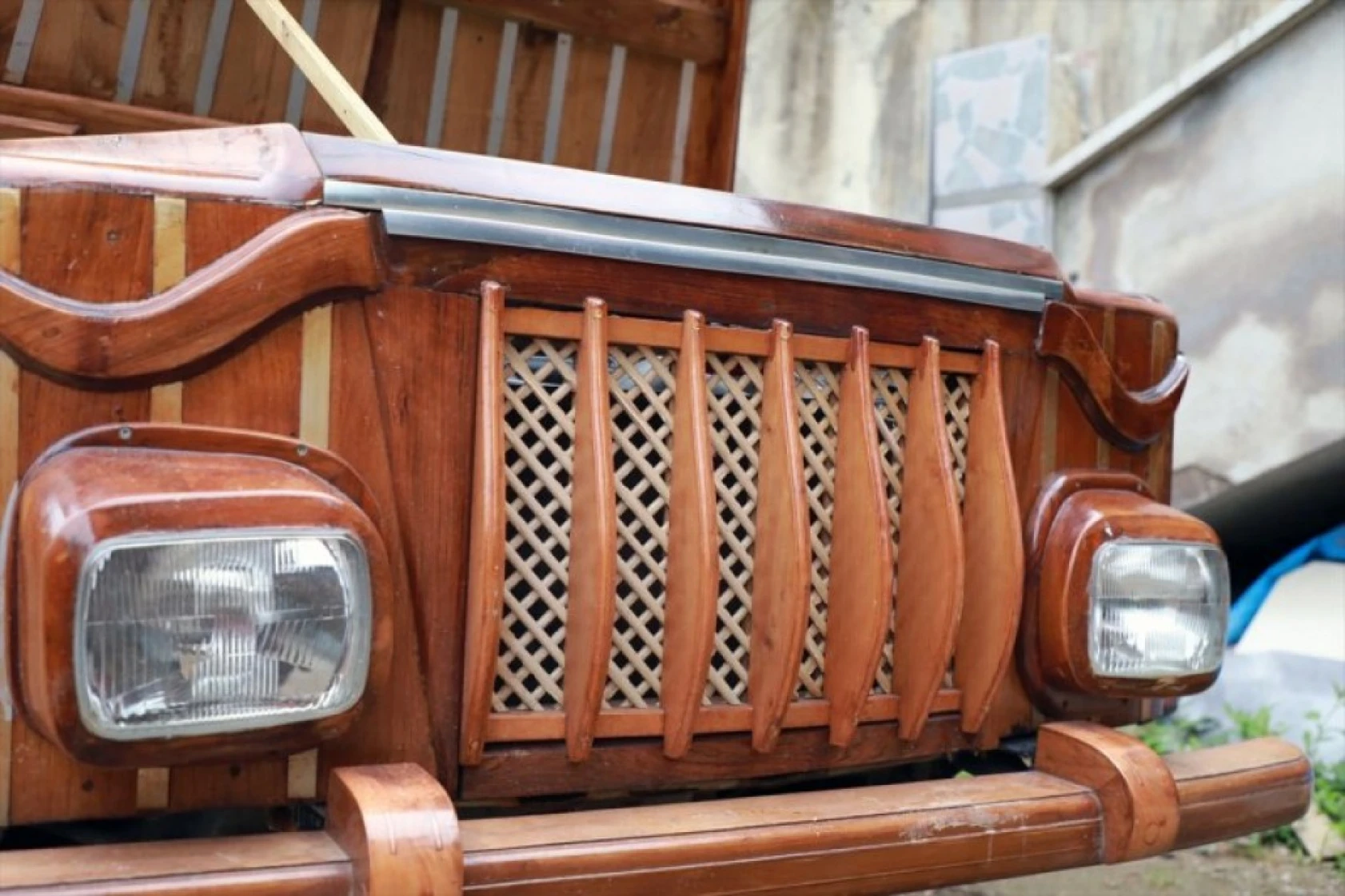 1988 model otomobilini ahşap kapladı