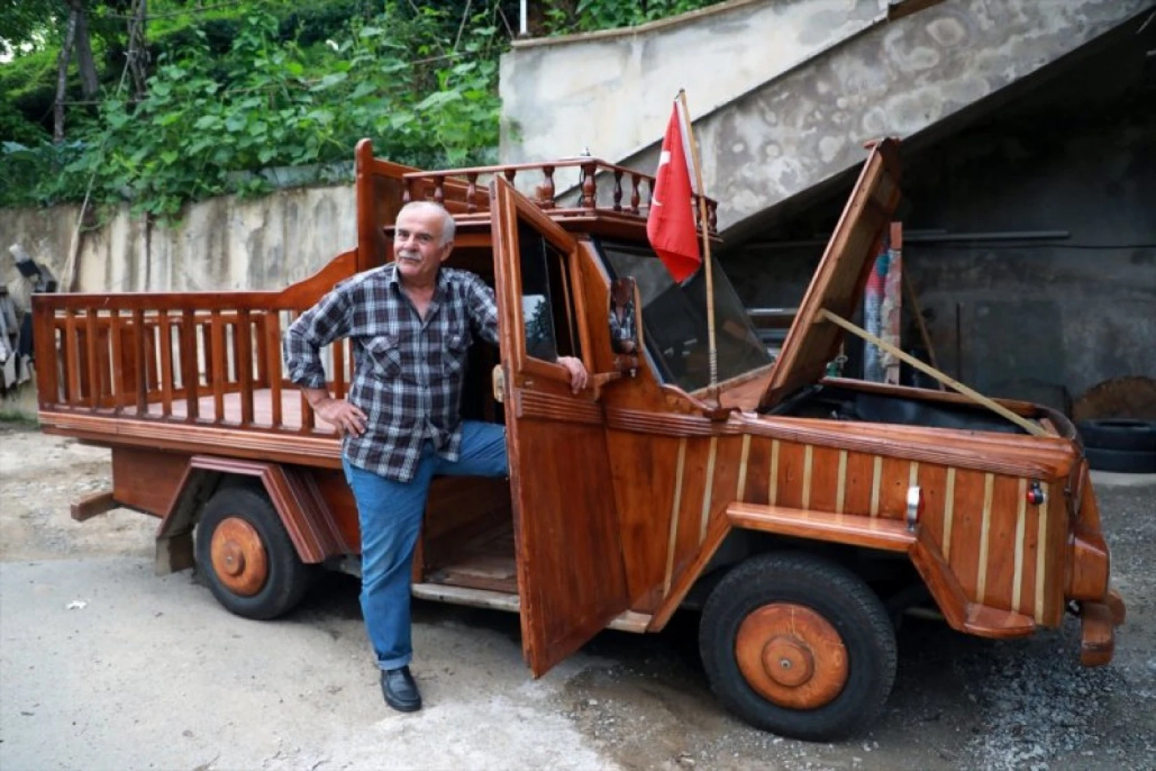 1988 model otomobilini ahşap kapladı