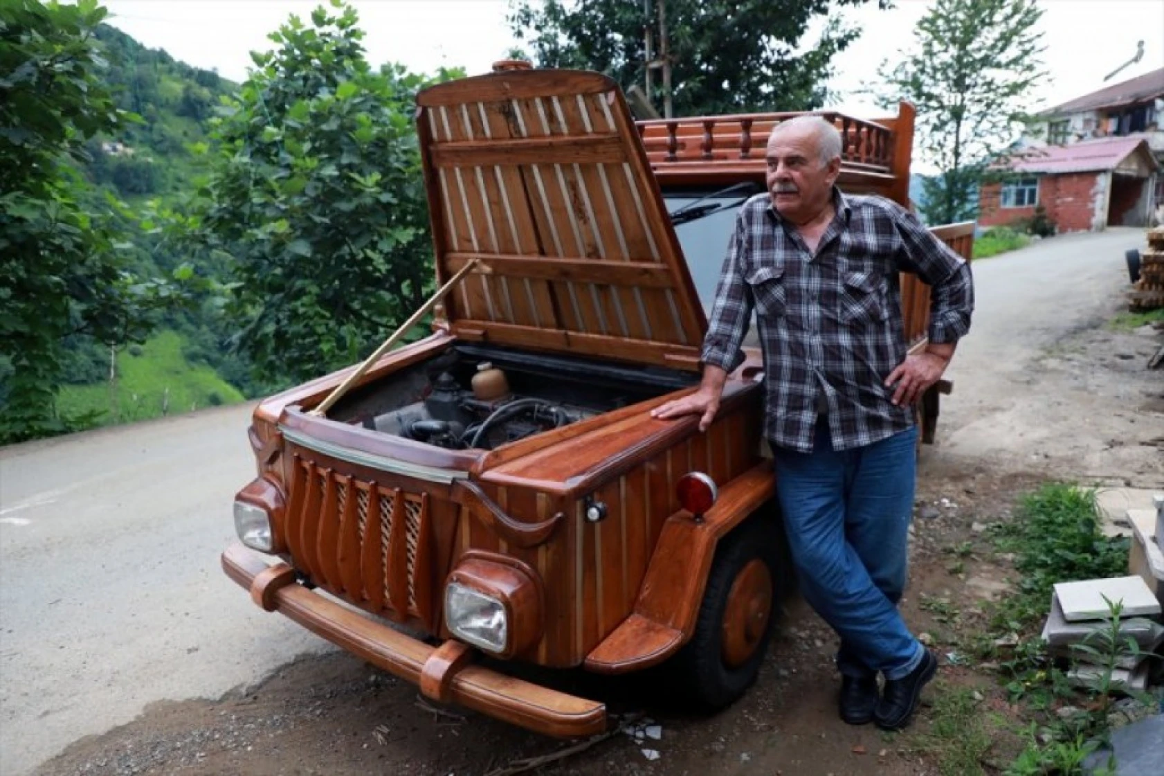 1988 model otomobilini ahşap kapladı