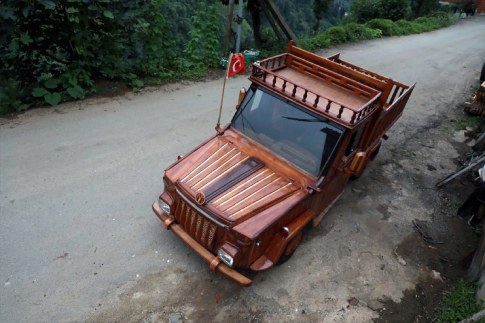 1988 model otomobilini ahşap kapladı