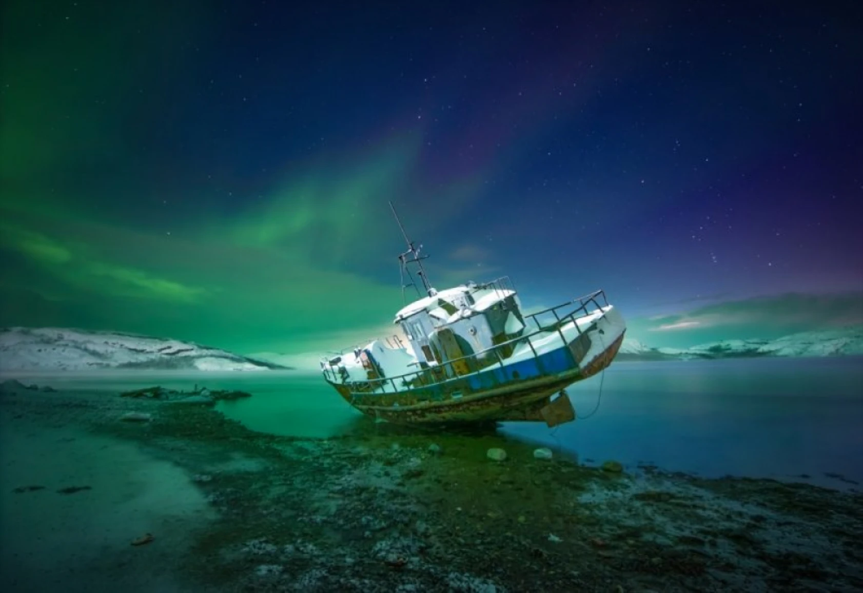 Kola Yarımadası'nı aydınlatan kuzey ışıklarından kareler