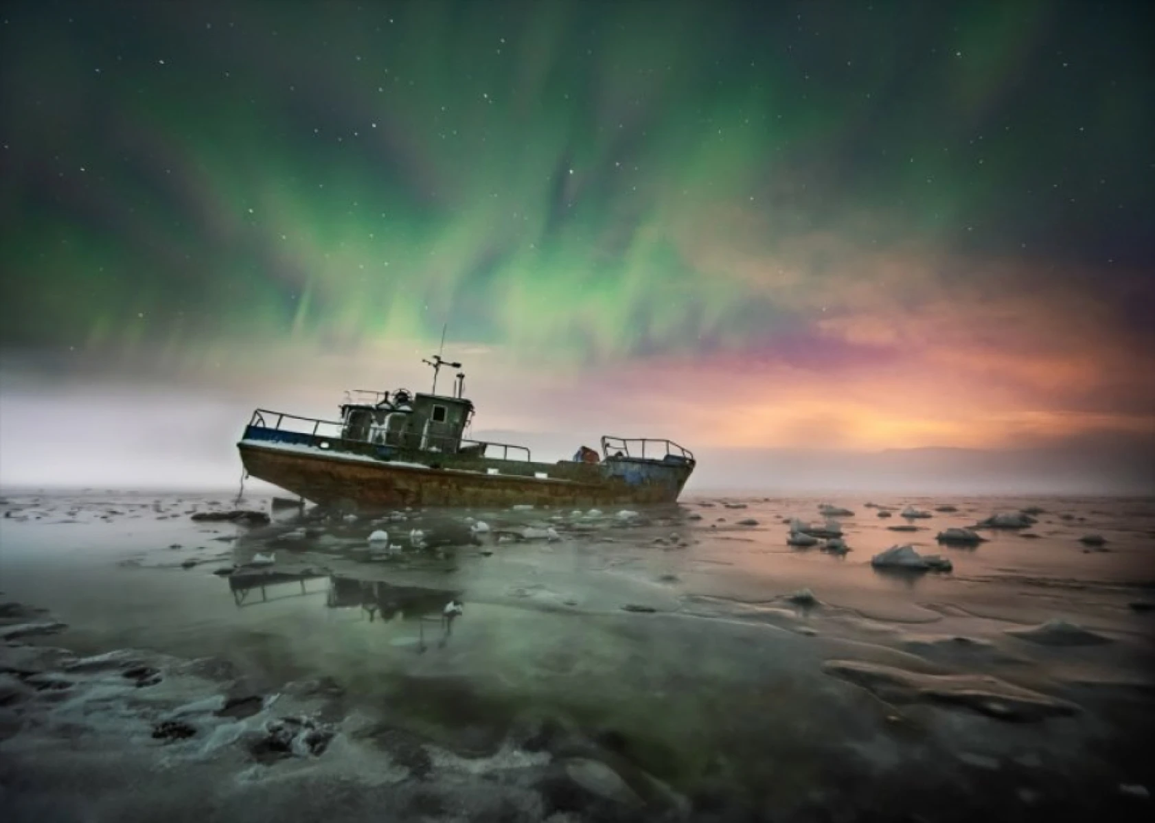 Kola Yarımadası'nı aydınlatan kuzey ışıklarından kareler