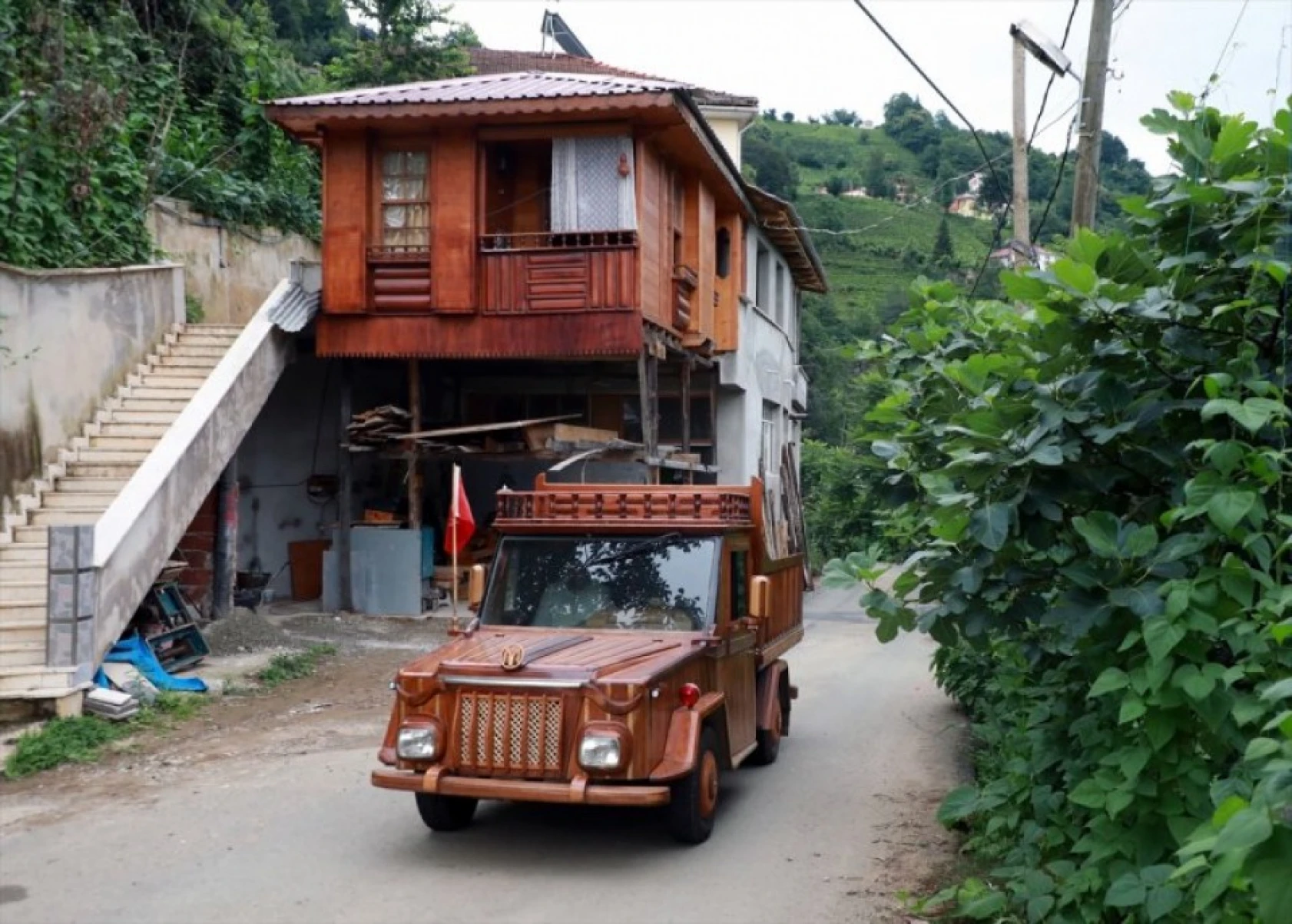1988 model otomobilini ahşap kapladı