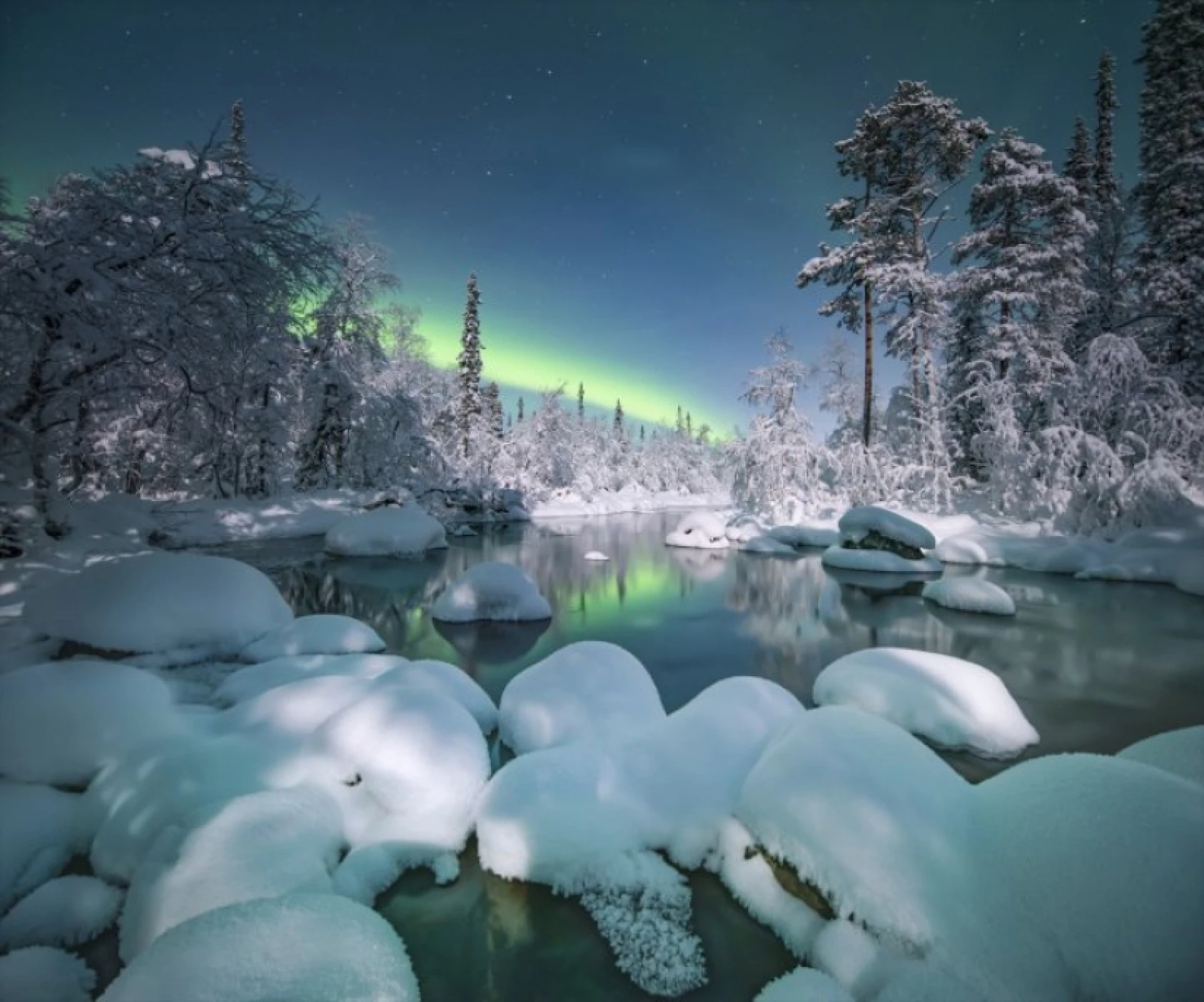 Kola Yarımadası'nı aydınlatan kuzey ışıklarından kareler