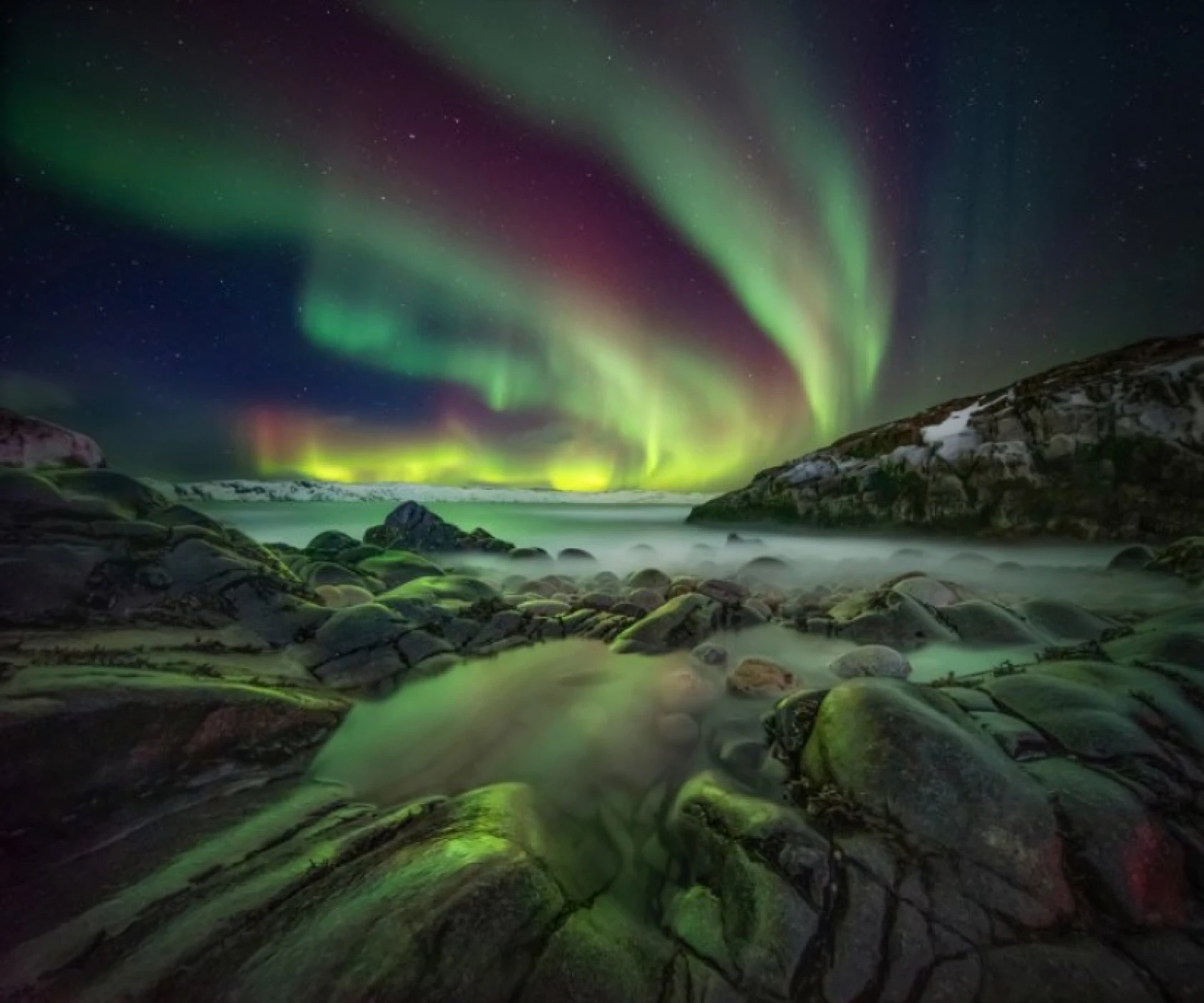 Kola Yarımadası'nı aydınlatan kuzey ışıklarından kareler