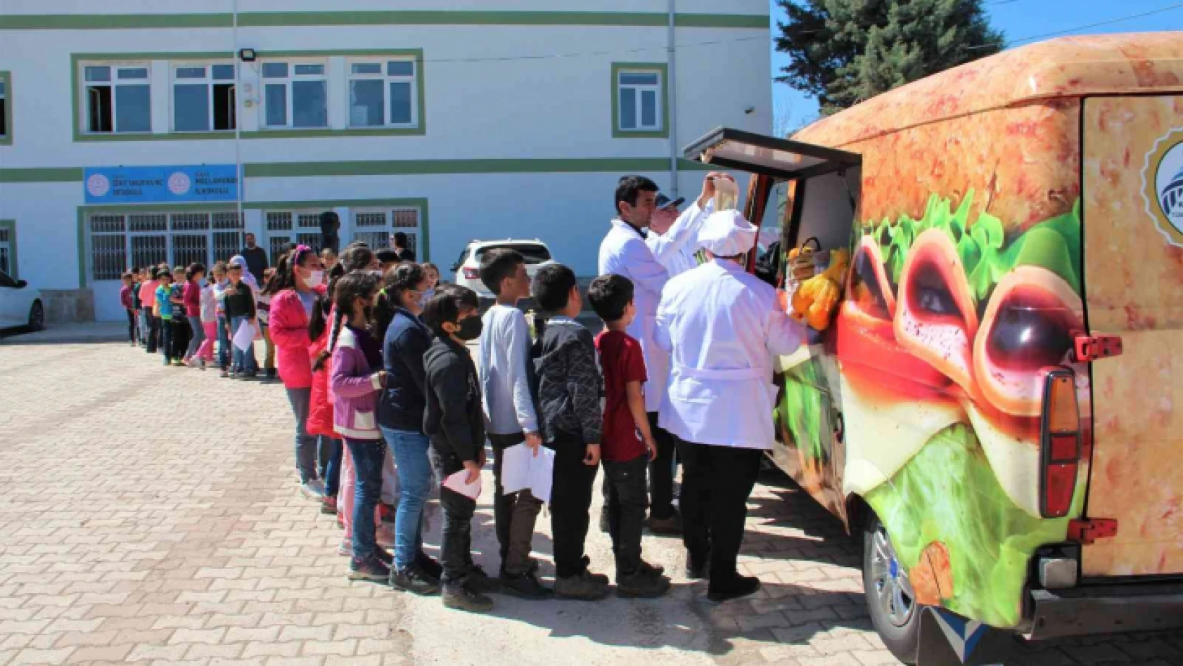 'Kantinbüs' kantini bulunmayan köy okulları için yollarda