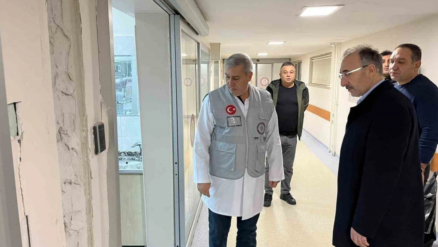 7.4'lük depremde Fırat Üniversitesi Hastanesinde sıva çatlakları oluştu