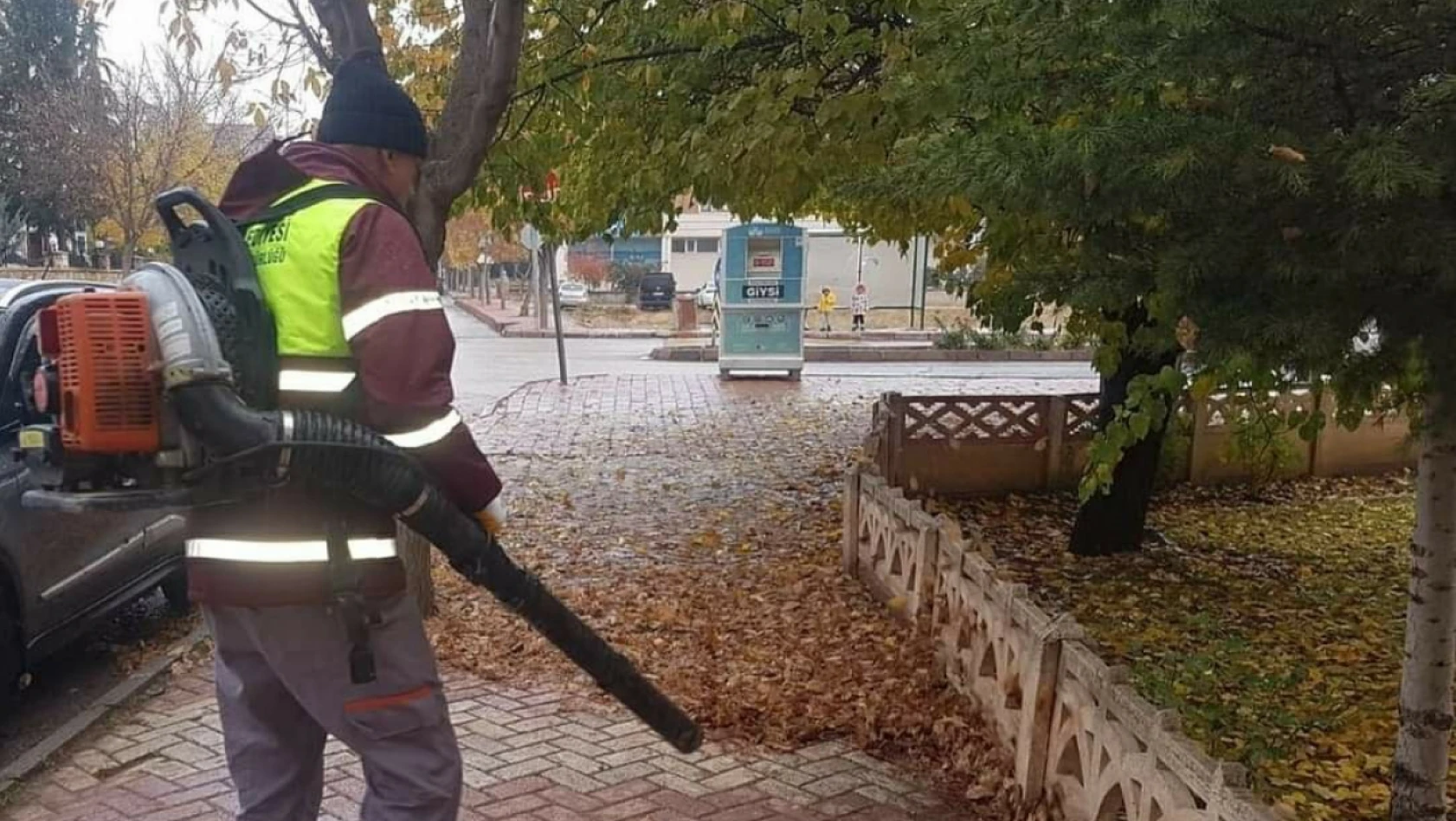 Belediye ekiplerinden yaprak üfleme makinesi ile sonbahar temizliği