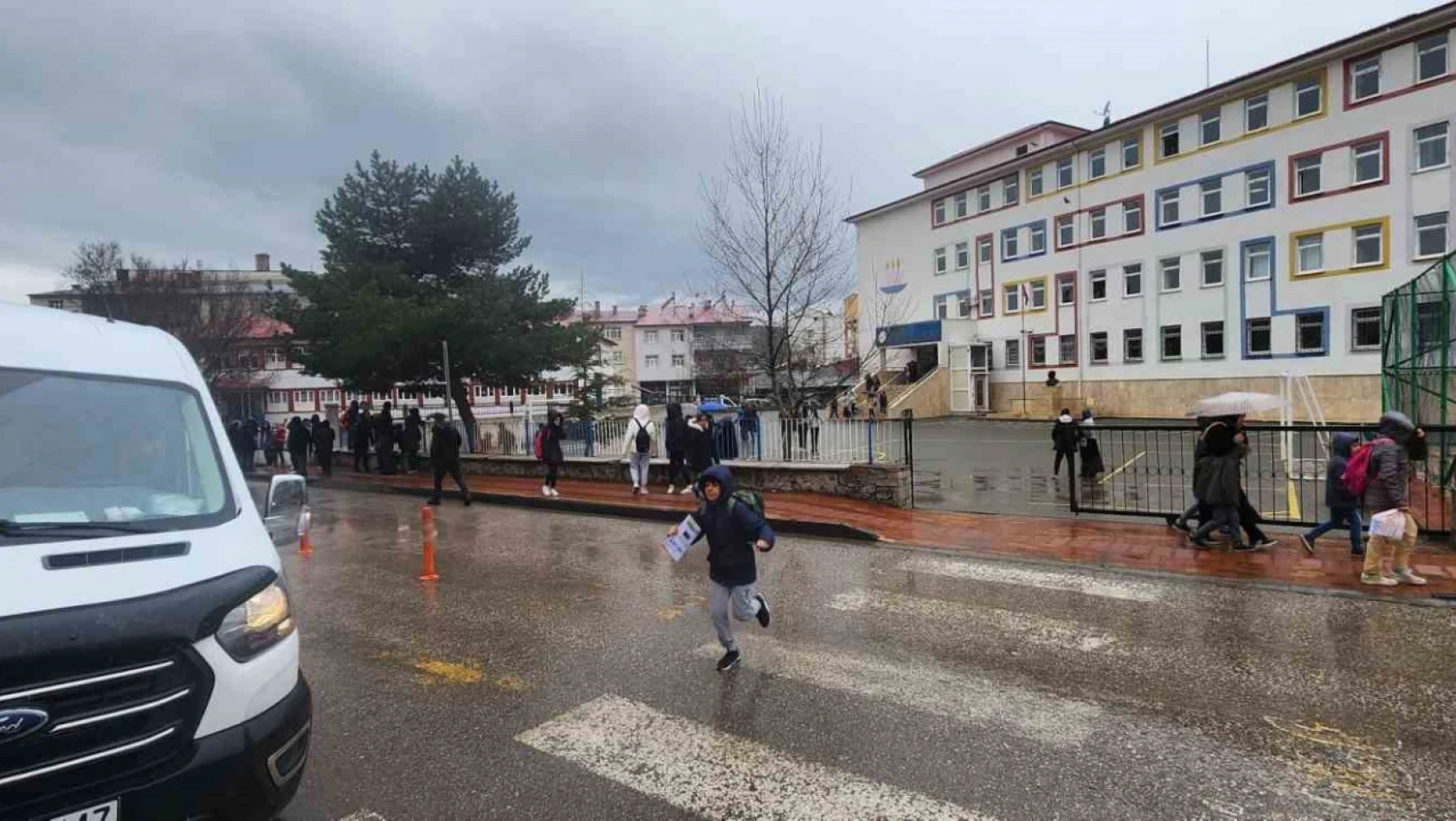 Bingöl merkezli deprem Elazığ'da da hissedildi, öğrenciler tahliye edildi