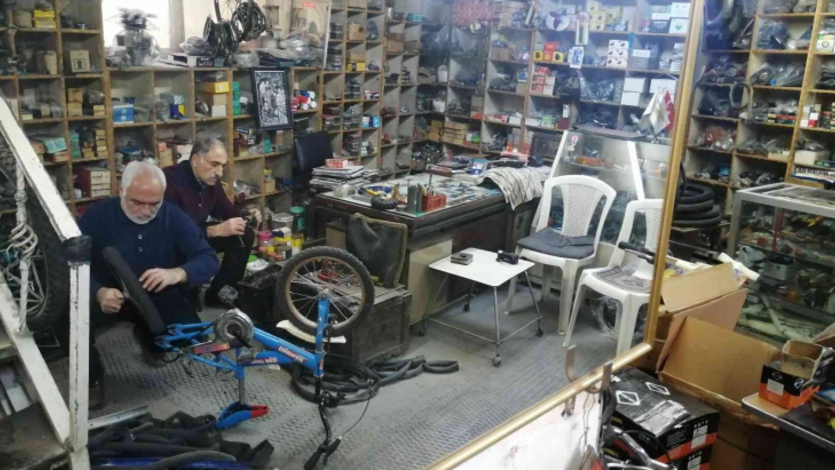 Bisiklet tamircisi iki kardeş 40 yıldır eskimiş bisikletleri hayata döndürüyor