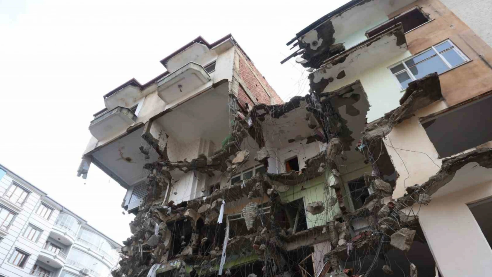 Böyle sağlam ağır hasarlı bina görülmedi: Üçüncü gününde zor yıkabildiler