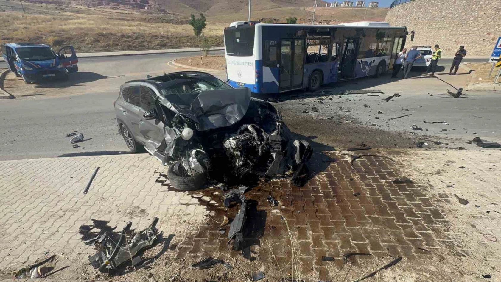 Cip ile yolcu otobüsü çarpıştı: 1'i ağır 3 yaralı