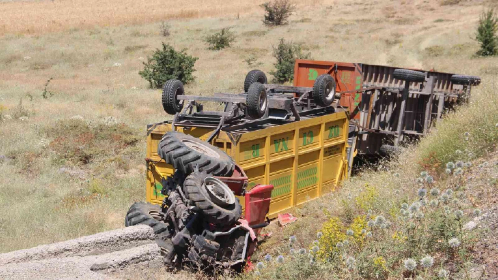 Devrilen traktör altında kalan sürücü öldü