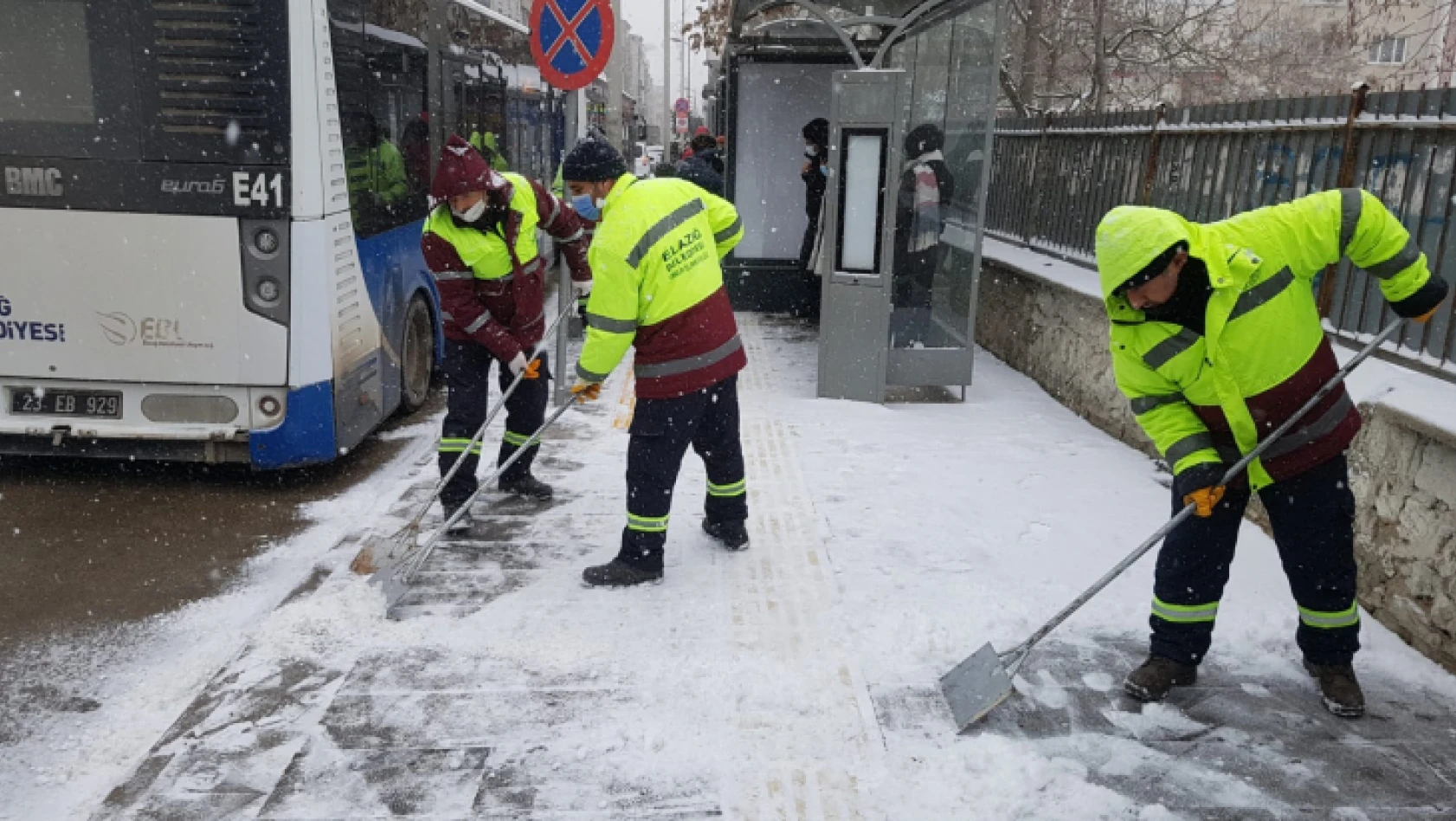 Elazığ Belediyesi Beklenen Kar Yağışıyla Birlikte Çalışmalarına Başladı