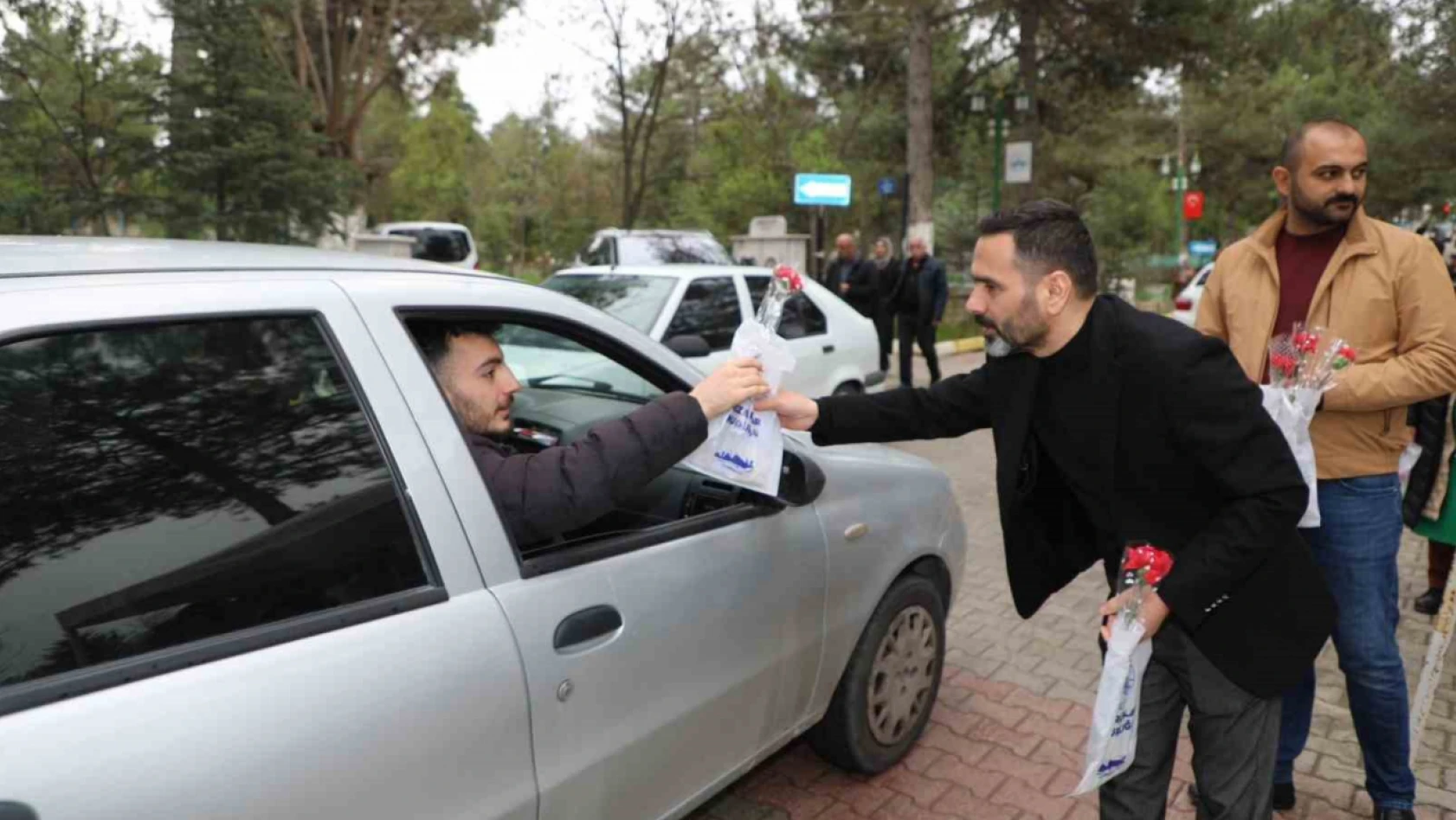 Elazığ Belediyesi, mezarlığa gelen vatandaşlara ikramda bulundu