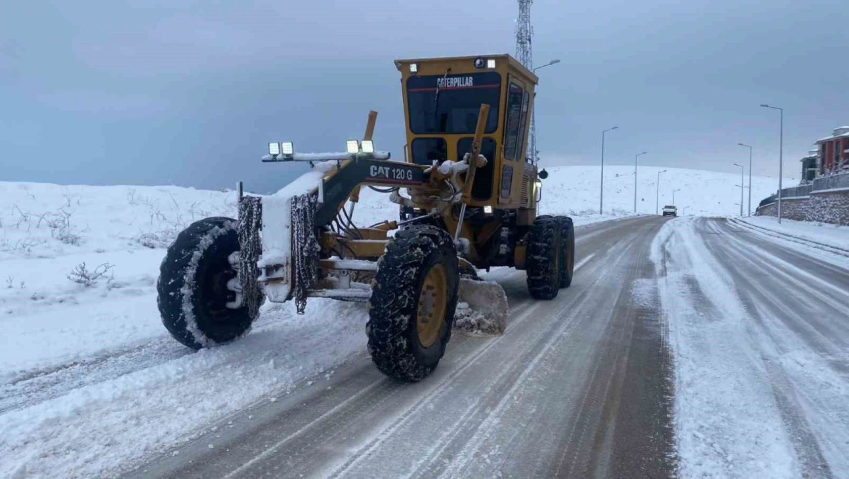 Elazığ Belediyesi'nin karla mücadele çalışmaları sürüyor