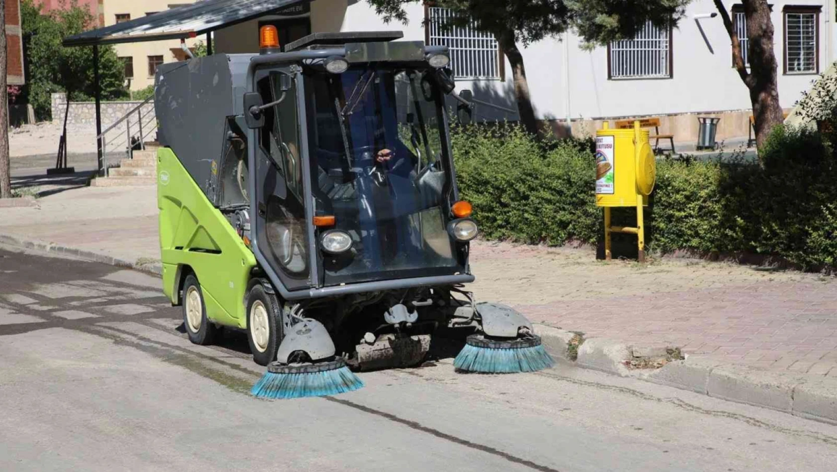 Elazığ Belediyesi şehir genelinde hijyen çalışmalarını sürdürüyor