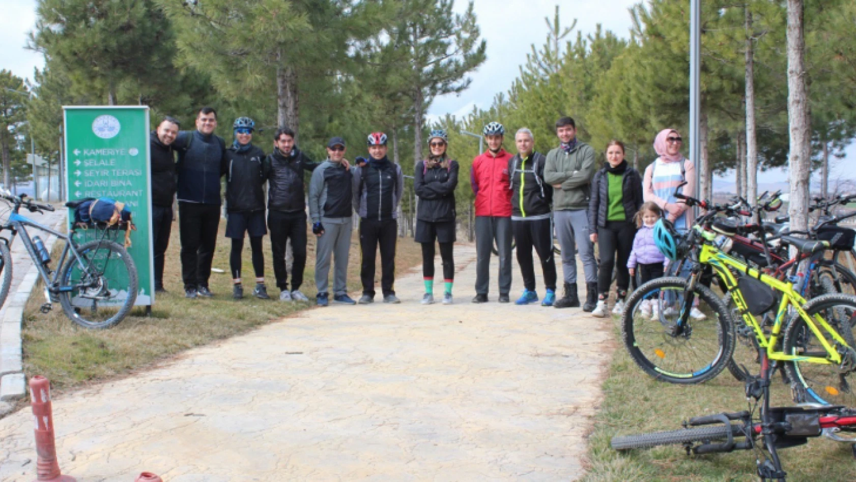 Elazığ Bisiklet Topluluğundan en anlamlı tur: Hem spor yaptılar hem de sokak hayvanlarını beslediler