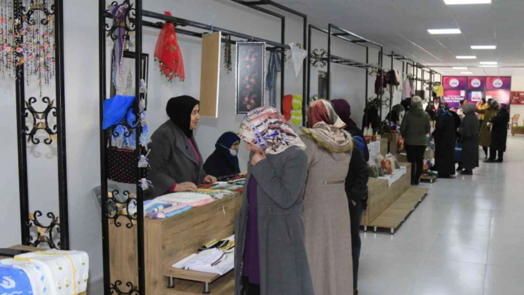 Elazığ'da 'Hayme Ana Kadınlar Semt Pazarı' hizmete girdi