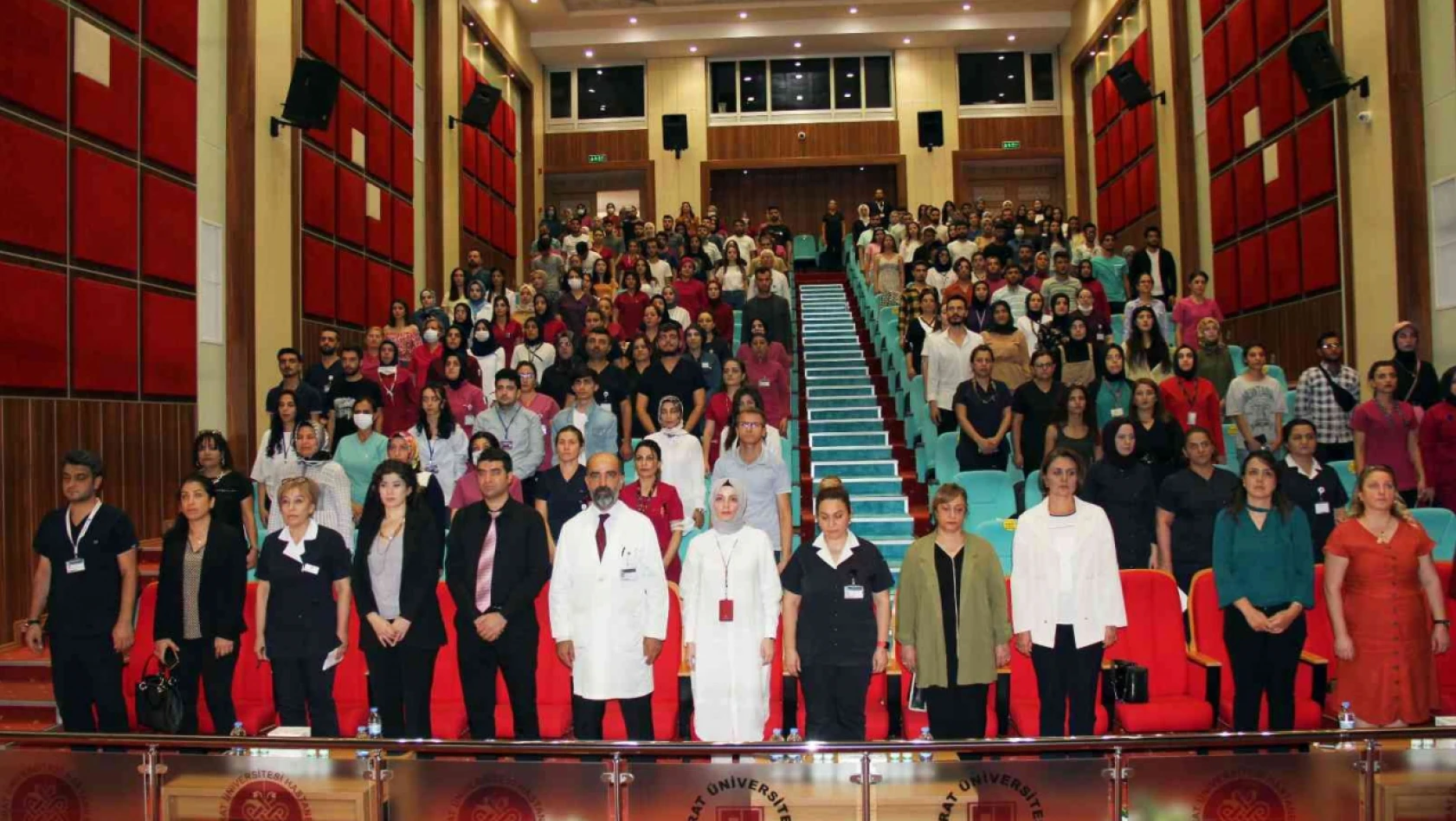 Elazığ'da 'Hemşirelikte Güçlendirme' konferansı verildi