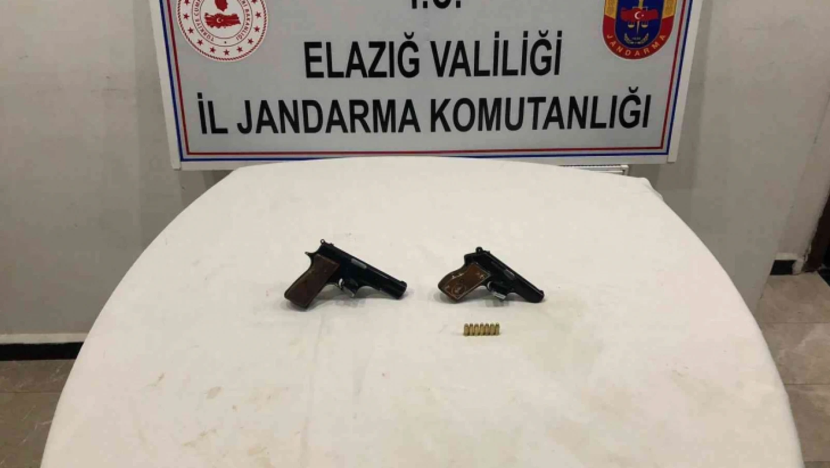 Elazığ'da  JASAT, 2 adet ruhsatsız tabanca ele geçirdi