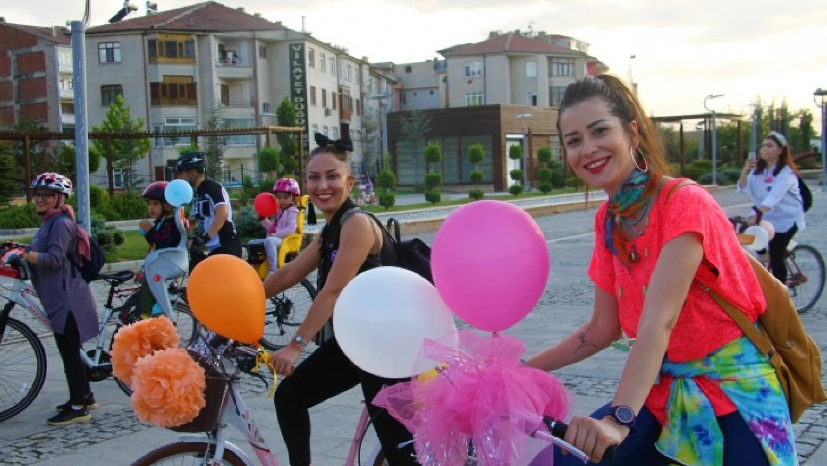 Elazığ'da 'Süslü Kadınlar' Otomobilsiz Kentler Günü için pedal çevirdi