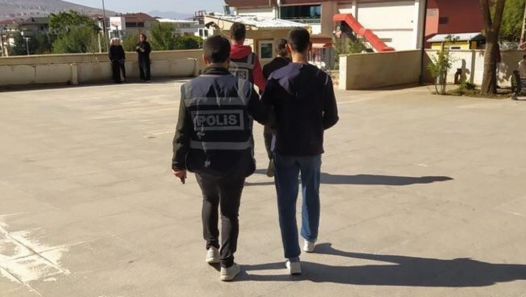 Elazığ'da 16 yıl kesinleşmiş hapis cezası bulunan 2 zanlı tutuklandı