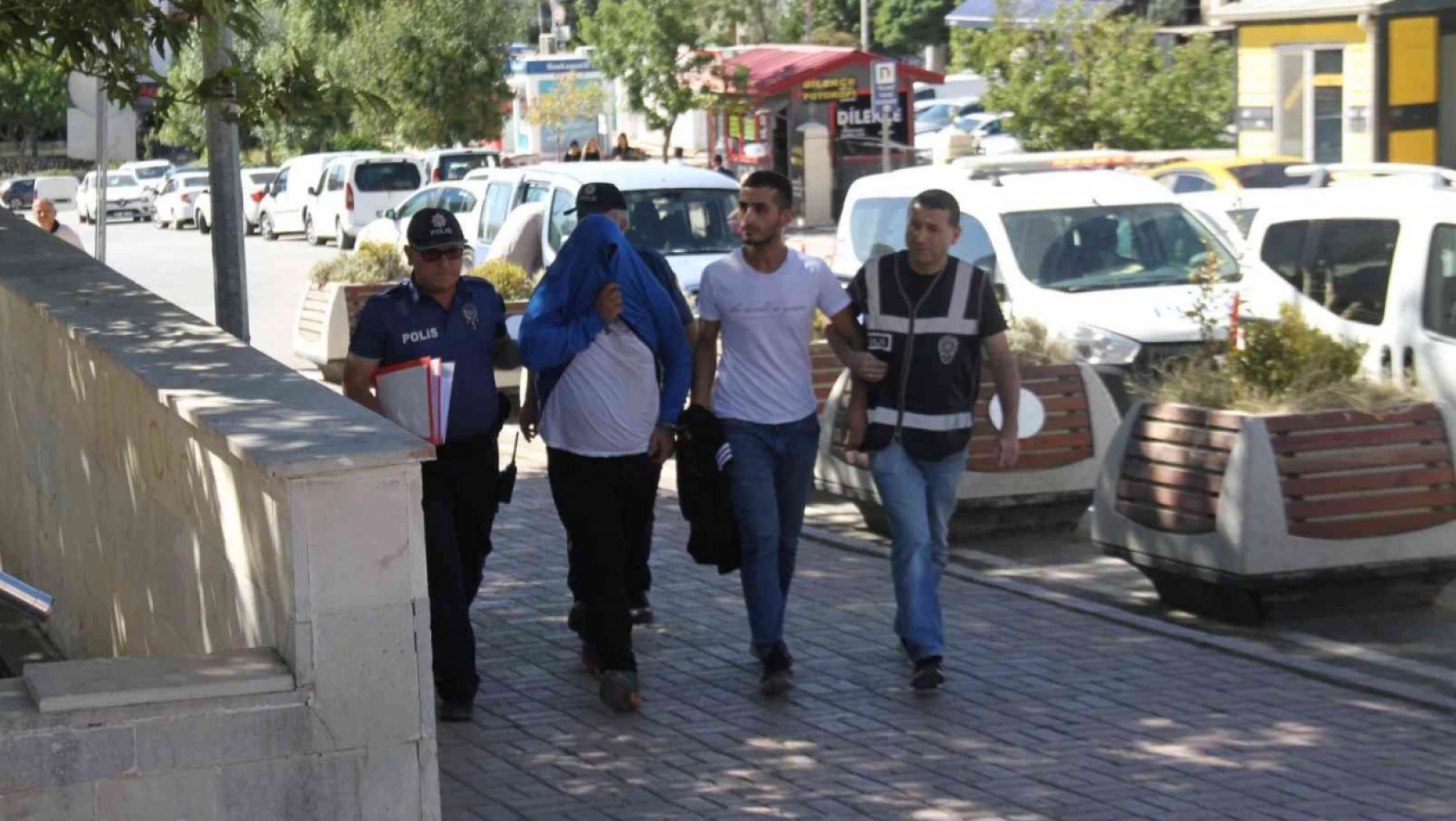 Elazığ'da 19 suç kaydı olan 2 hırsız kaza yaptıktan sonra yakalandı