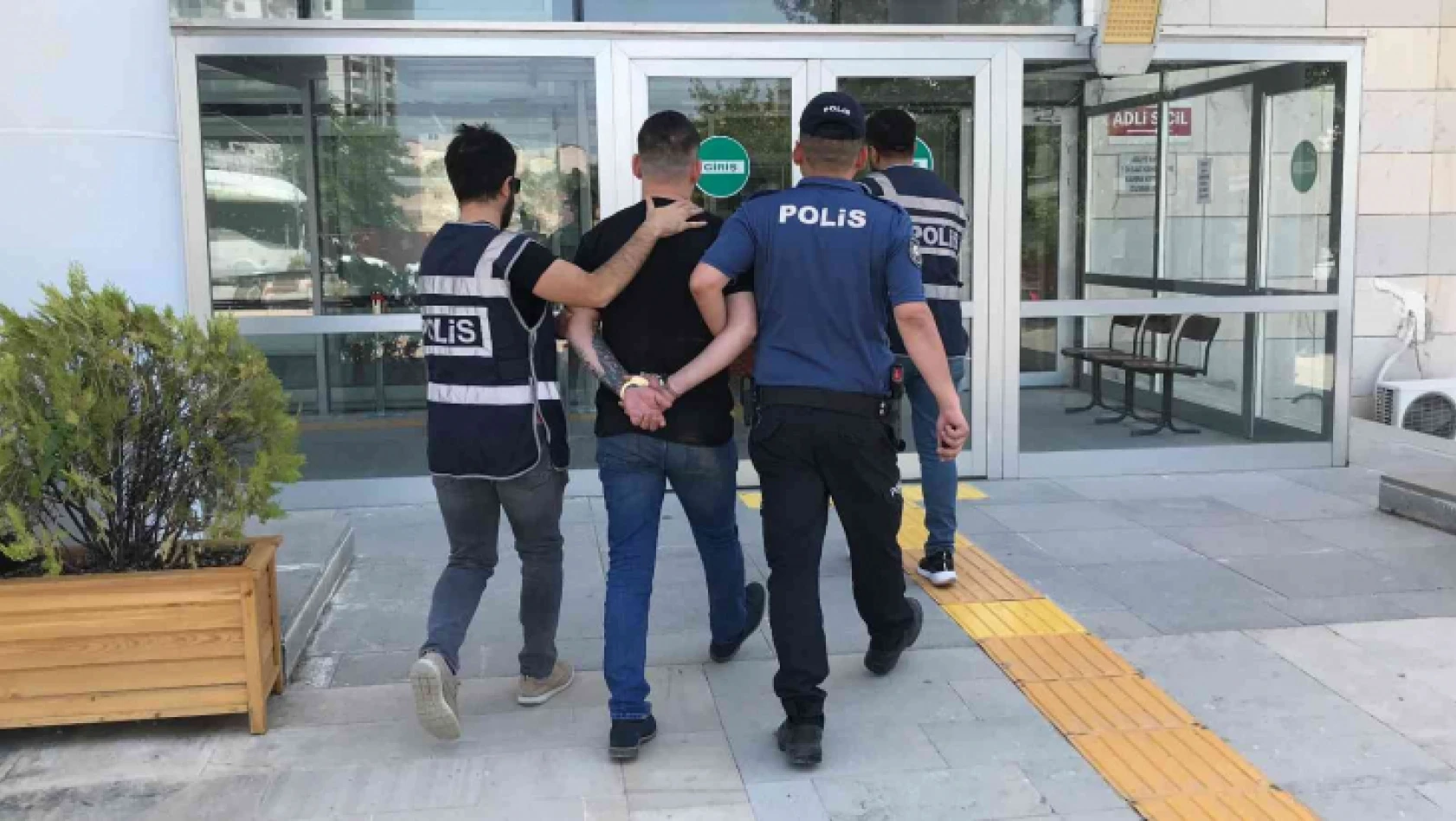 Elazığ'da 2 kişiyi yaralayan ve 21 suç kaydı bulunan şüpheli yakalandı