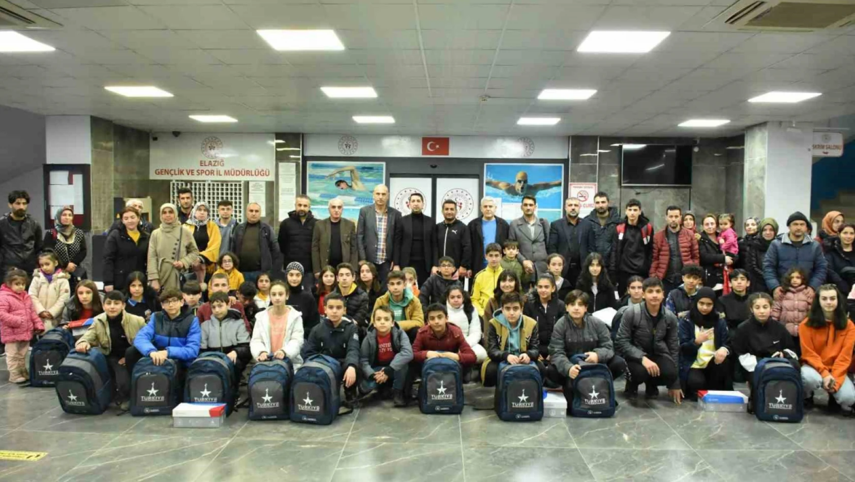 Elazığ'da 51 sporcu ve 9 antrenöre spor malzemesi dağıtıldı