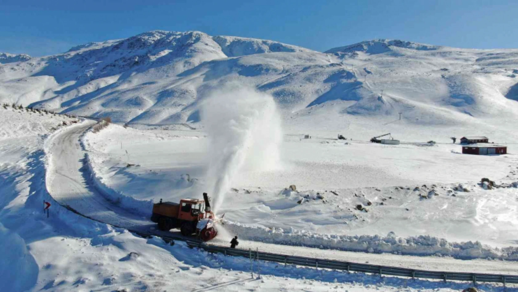 Elazığ'da 66 köy yolu açıldı, 6'sında çalışmalar sürüyor