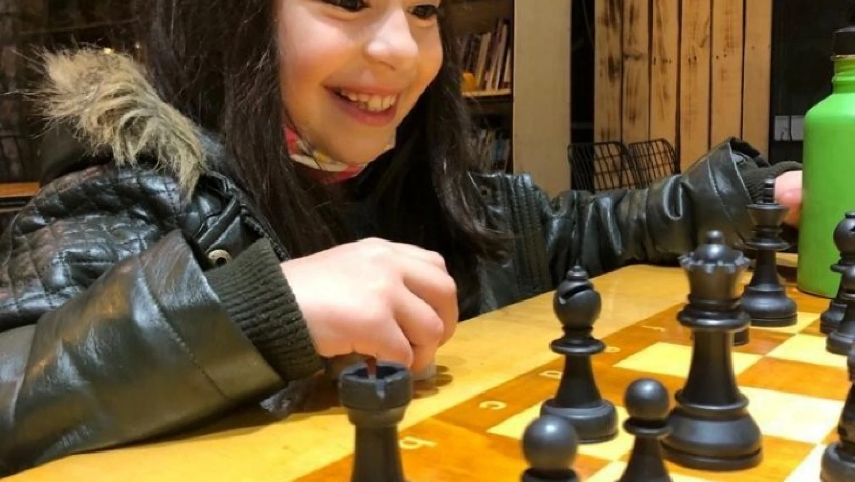 Elazığ'da 7 yaşındaki Azra satrançta milli takıma seçildi