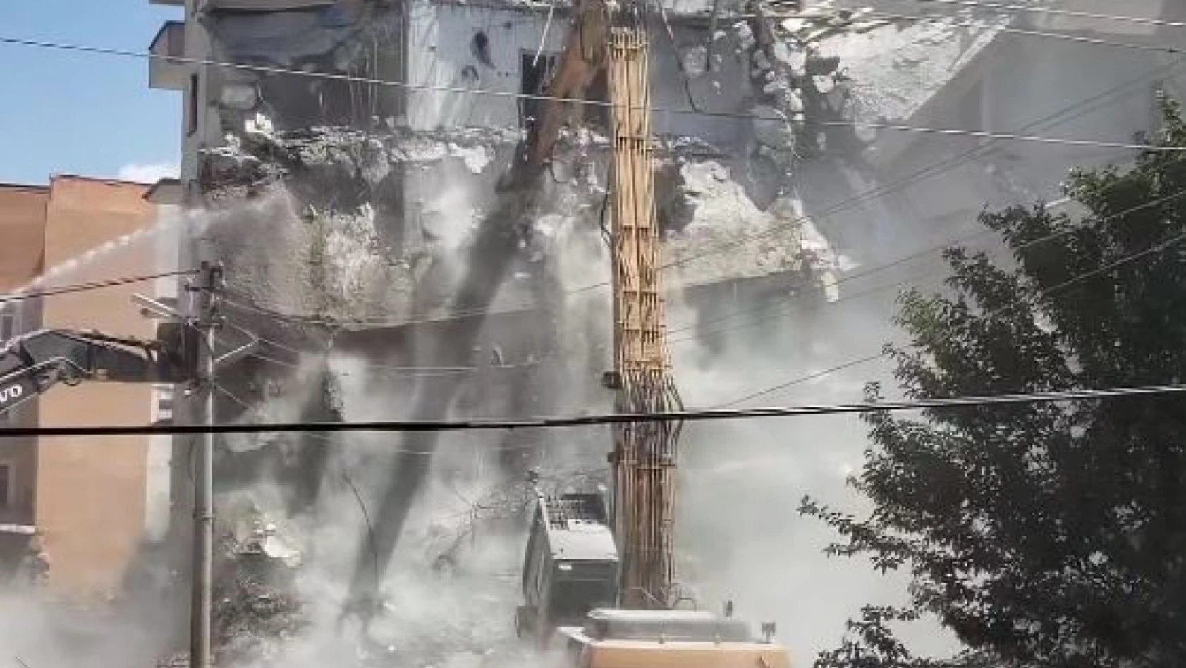 Elazığ'da ağır hasarlı binaların yıkımı sürüyor